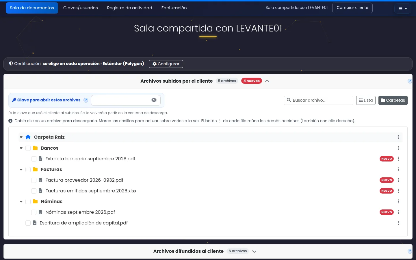 Salle de documents DataRoomConnect : panneau des fichiers déposés par le client, classés en dossiers et marqués comme nouveaux, sous la ligne de certification sur Polygon