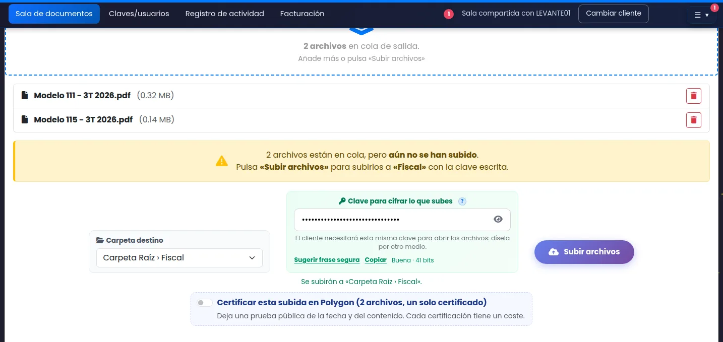 Dépôt de deux fichiers dans DataRoomConnect : dossier de destination, clé de chiffrement avec sa robustesse et interrupteur pour certifier le dépôt sur Polygon avec un seul certificat